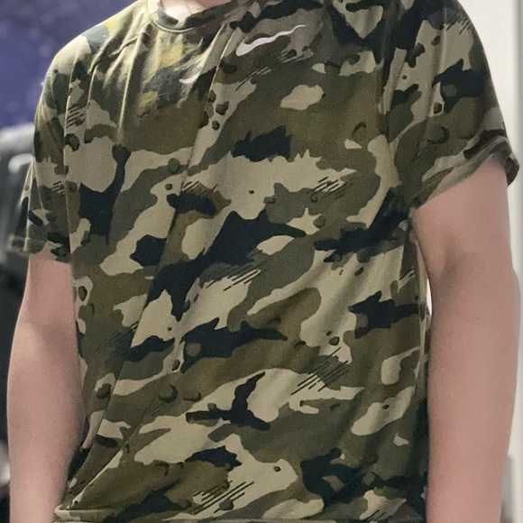 Nike Activewear Camo T-Shirt - Picture 2 of 4